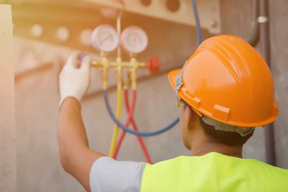 Chillers en Guadalajara: técnico usando manómetros durante la revisión de un sistema de enfriamiento