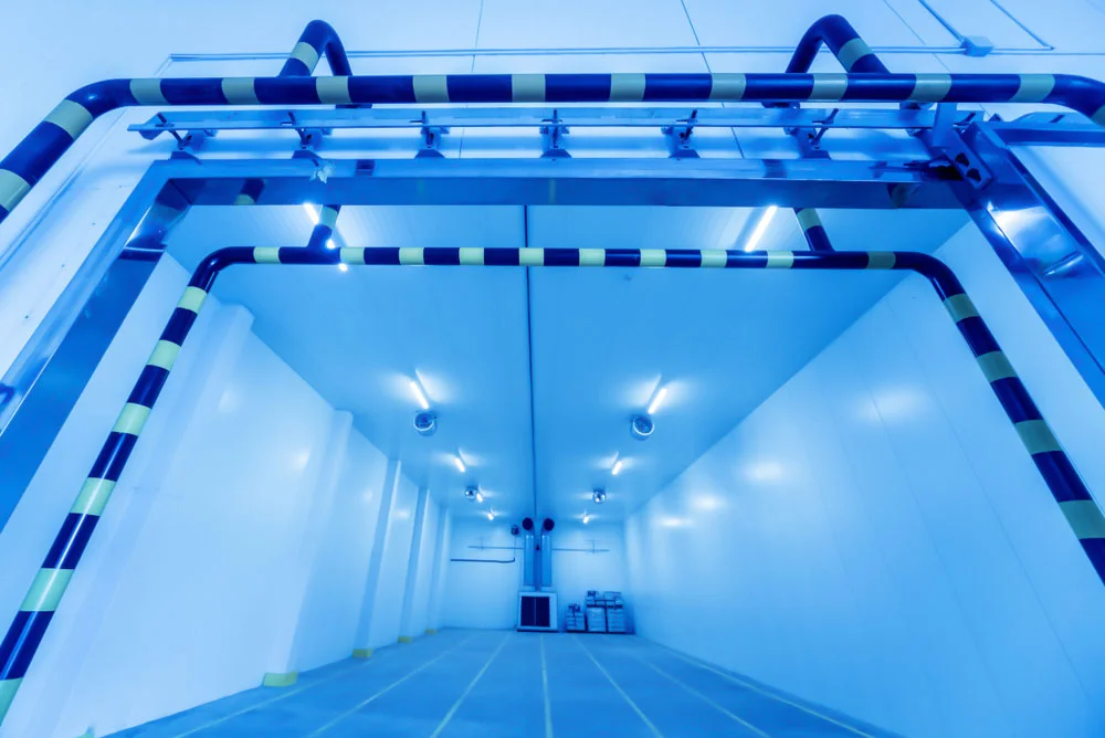 Cámaras de refrigeración en Guadalajara: interior de una cámara de conservación con estantes y equipo de refrigeración