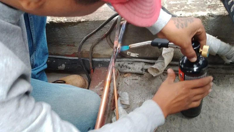 Ajuste de compresor y tubería de cobre — MR Refrigeración en Guadalajara