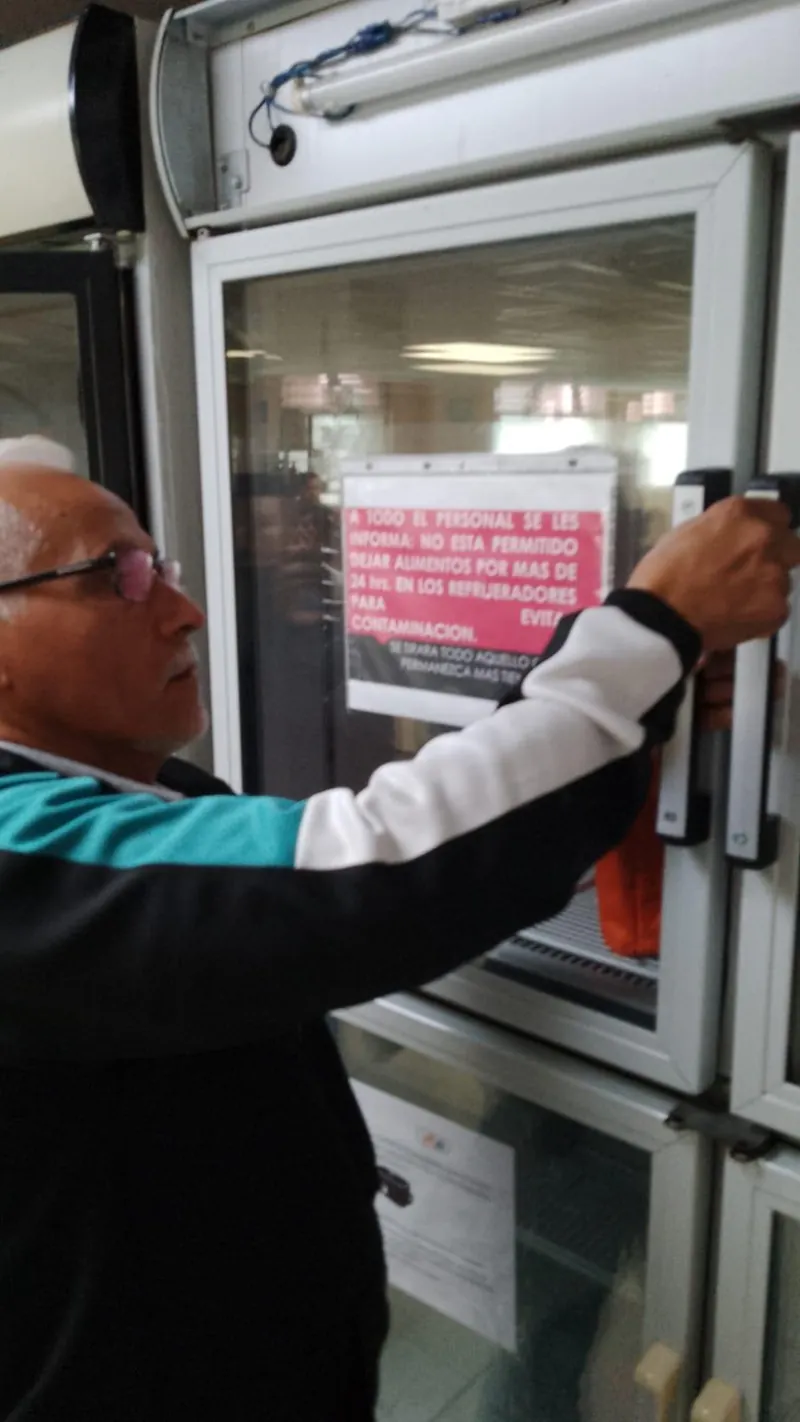 Ajuste de puerta de gabinete refrigerado con cristal — MR Refrigeración en Guadalajara