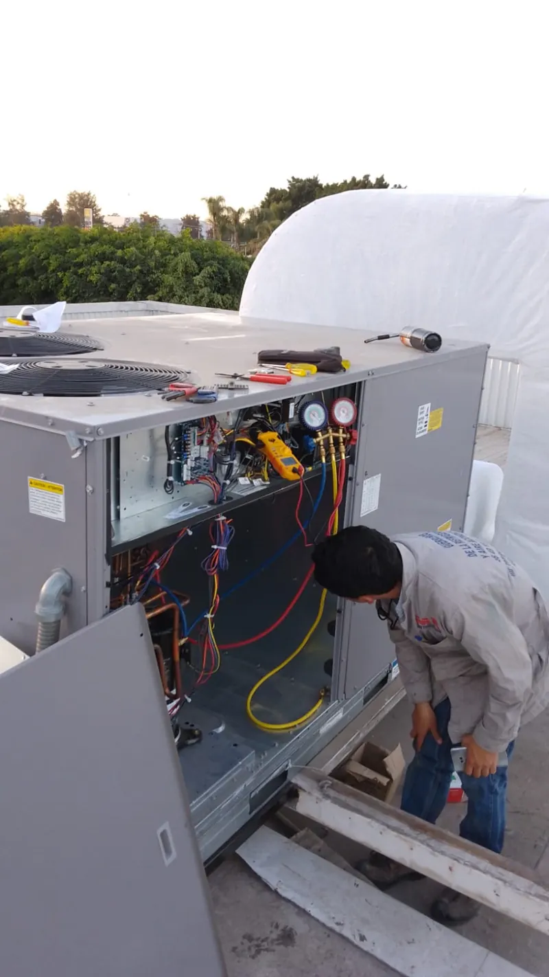 Condensadora exterior con ventiladores frontales — MR Refrigeración en Guadalajara