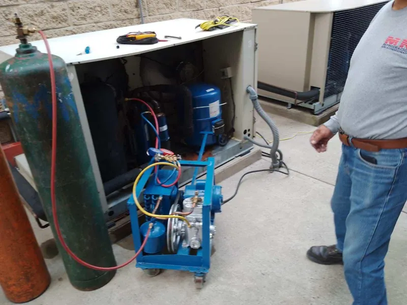 Equipo de refrigeración abierto con compresor y mangueras — MR Refrigeración en Guadalajara