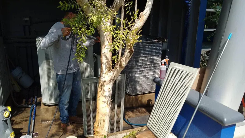 Equipo de servicio y condensadora en exterior — MR Refrigeración en Guadalajara