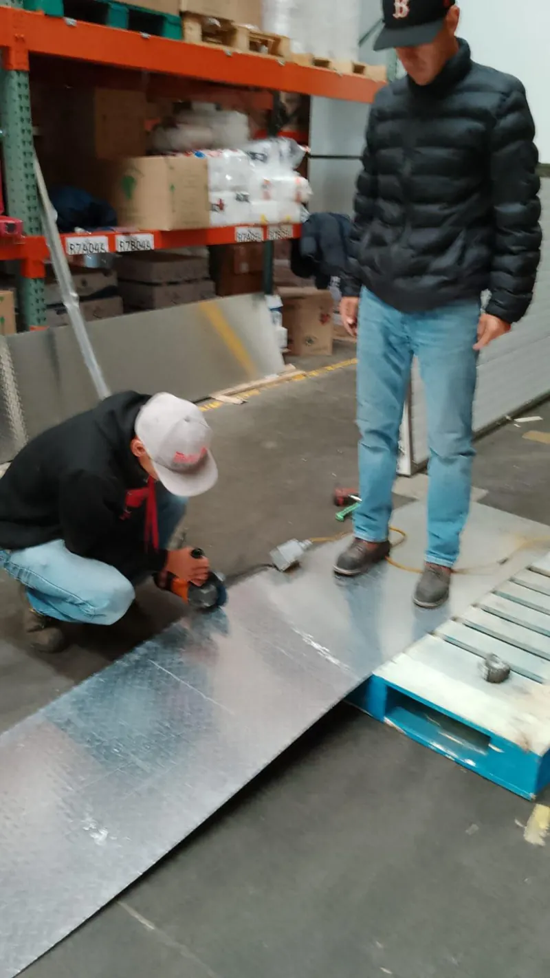 Equipo técnico trabajando en área comercial — MR Refrigeración en Guadalajara