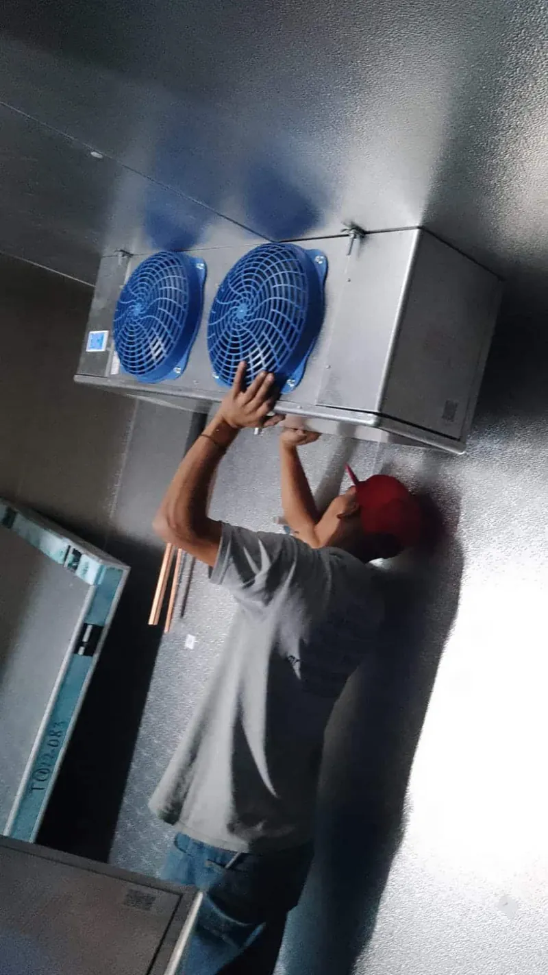 Evaporador de tres ventiladores azules en cuarto frío para cámaras de refrigeración en Guadalajara
