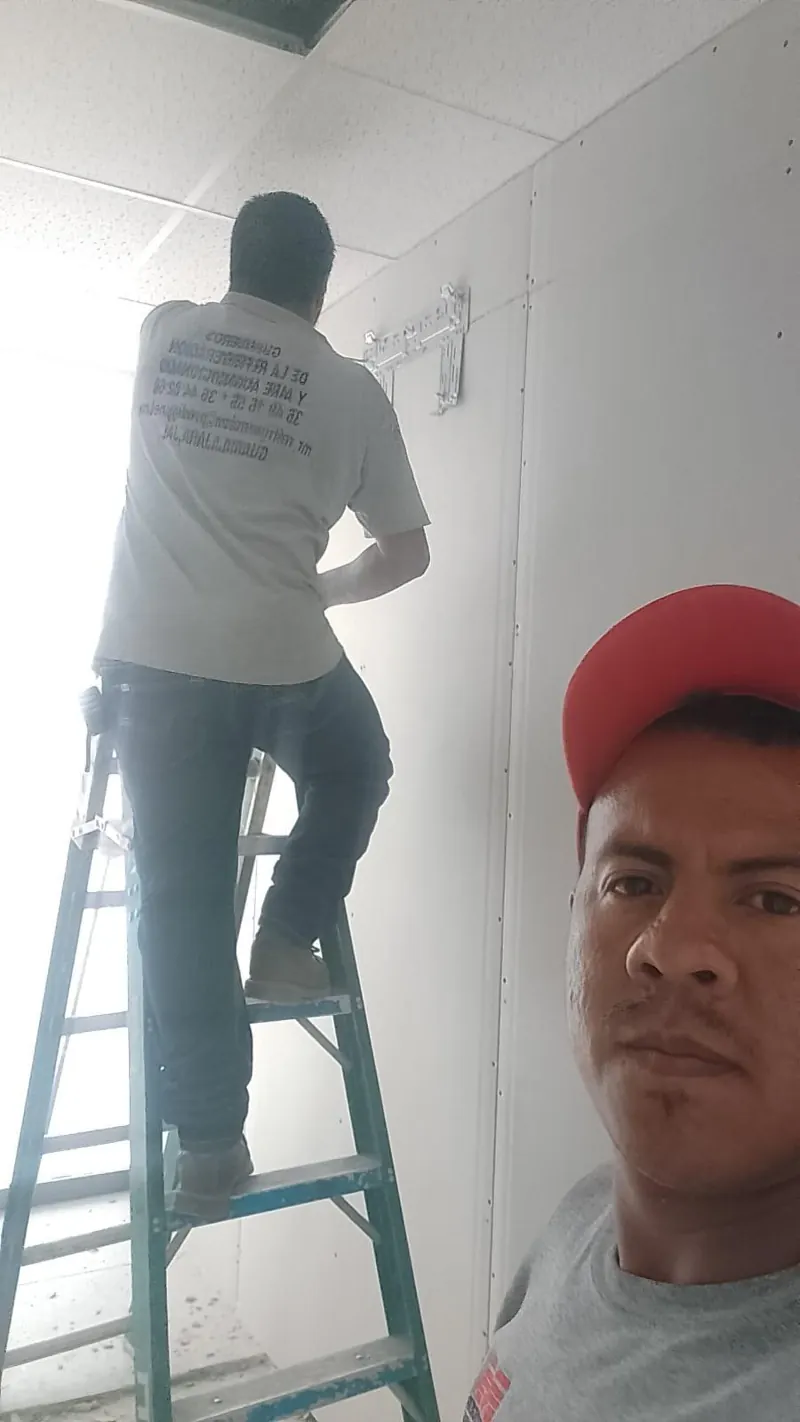 Instalación de cableado sobre muro interior para cámaras de refrigeración en Guadalajara