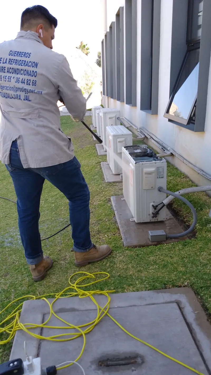 Instalación de condensadora junto a muro exterior — MR Refrigeración en Guadalajara