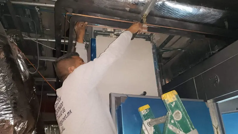 Instalación de conductos y cableado sobre equipo industrial — MR Refrigeración en Guadalajara