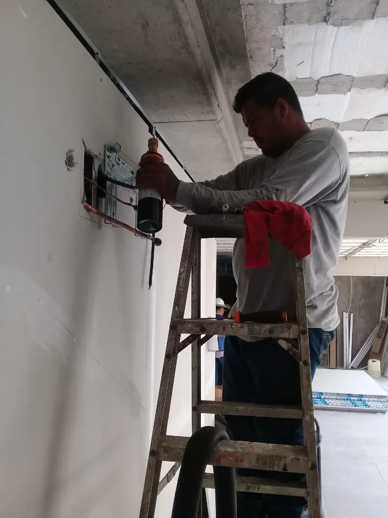 Instalación de control eléctrico sobre muro — MR Refrigeración en Guadalajara
