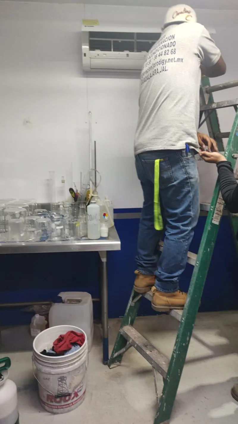 Instalación de minisplit en muro interior — MR Refrigeración en Guadalajara