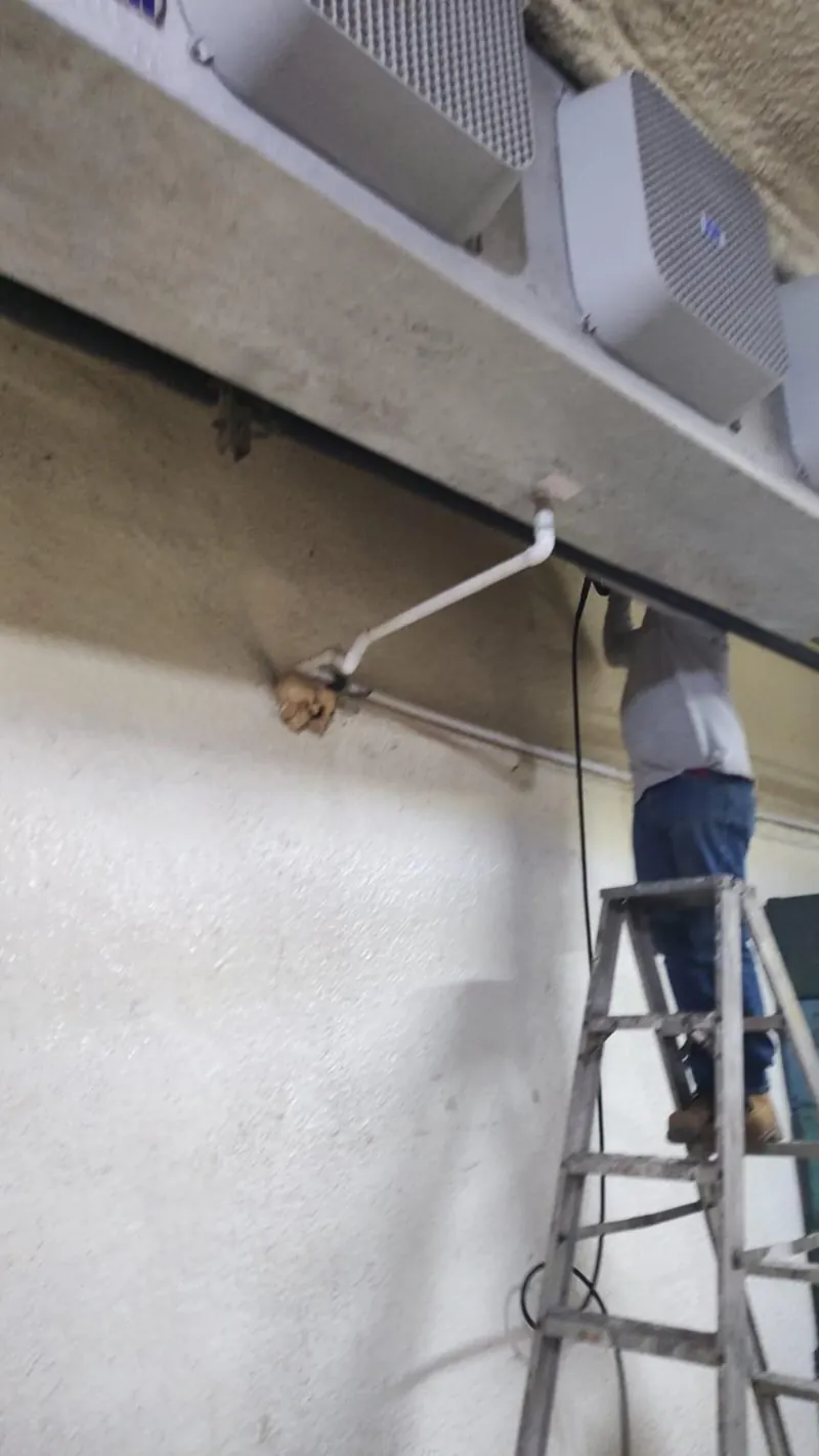 Instalación de tubería elevada en área comercial — MR Refrigeración en Guadalajara