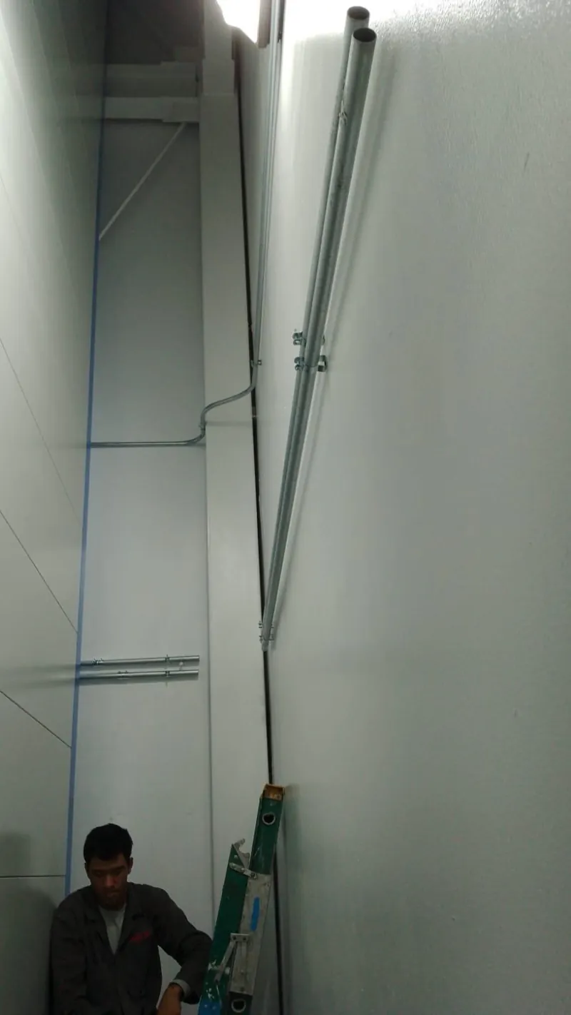 Instalación de tubería vertical en recinto de paneles aislantes para cámaras de refrigeración en Guadalajara