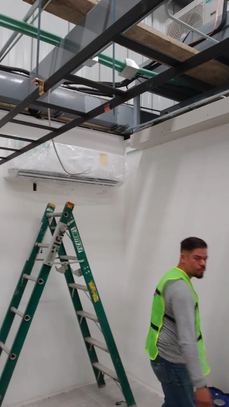 Instalación de tuberías en techo de área industrial — MR Refrigeración en Guadalajara