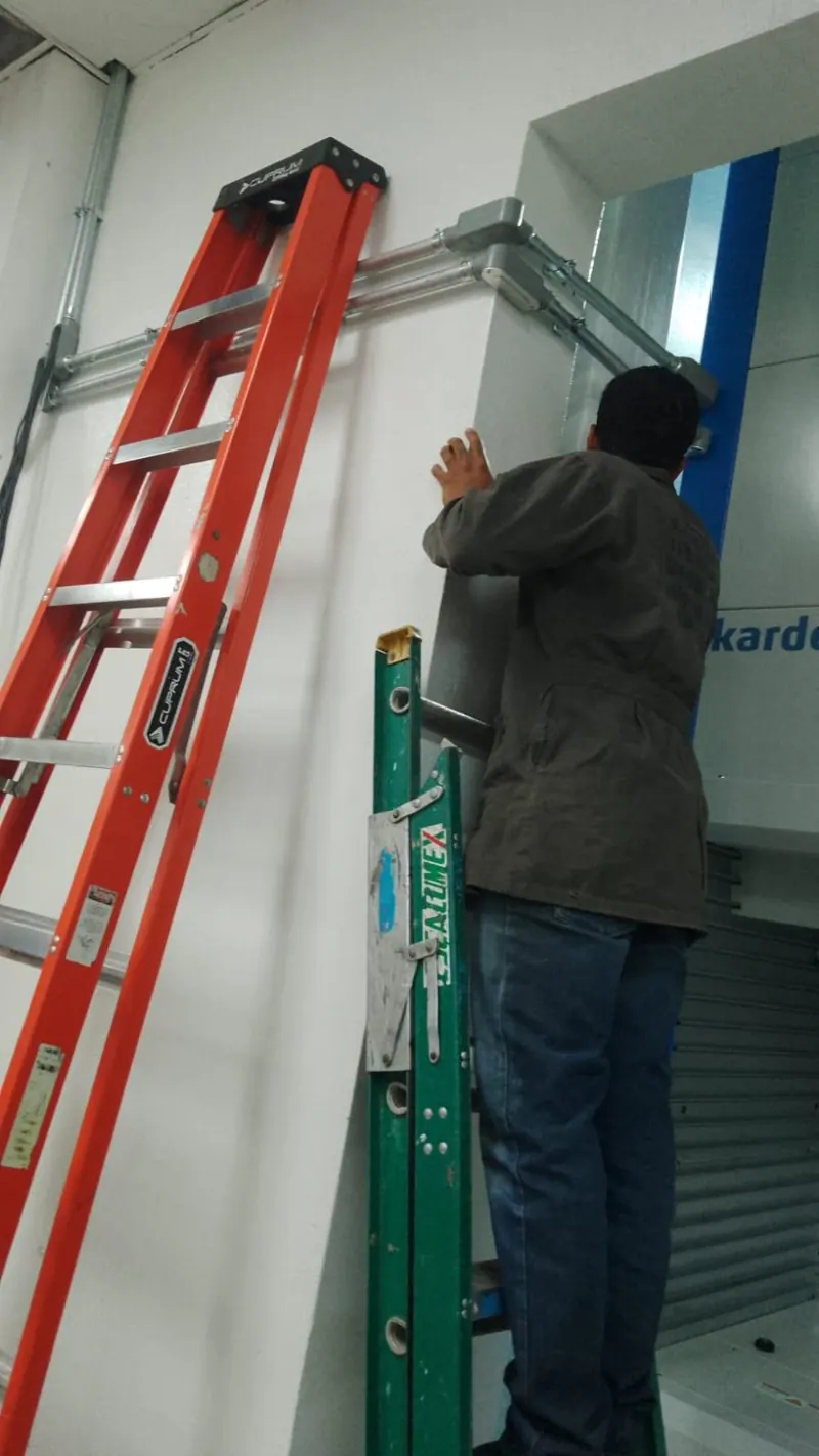 Instalación de unidad interior sobre acceso — MR Refrigeración en Guadalajara