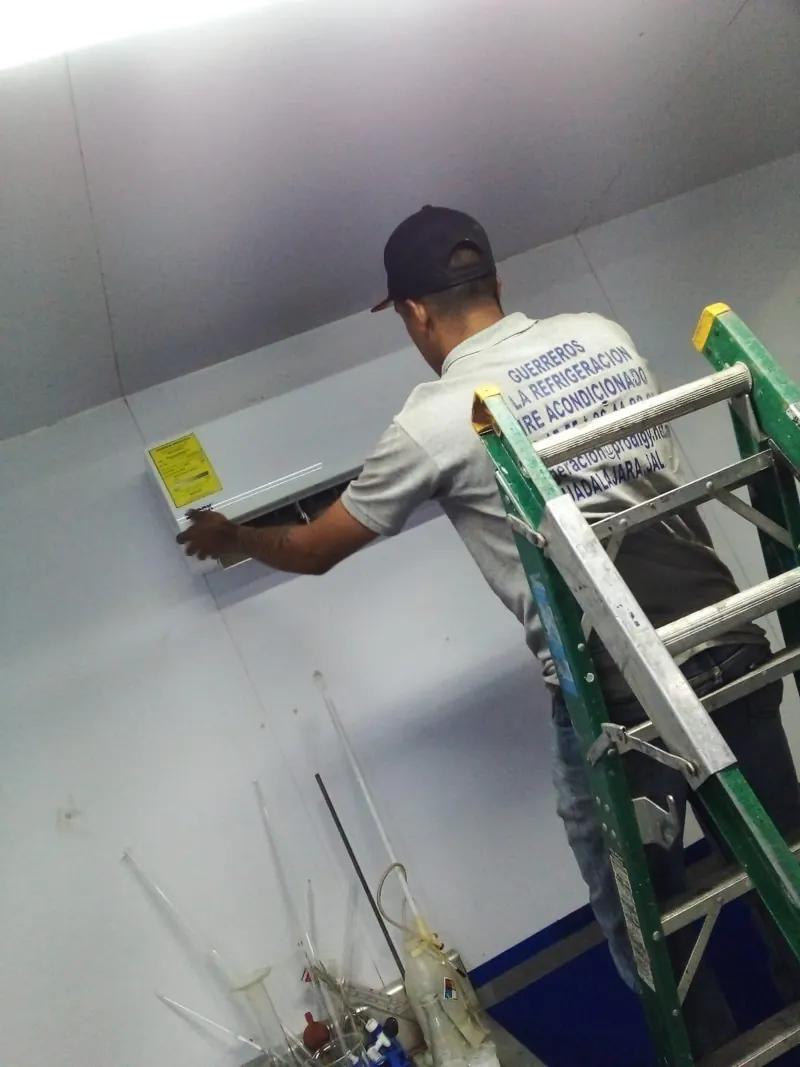 Instalación de unidad interior sobre escalera — MR Refrigeración en Guadalajara
