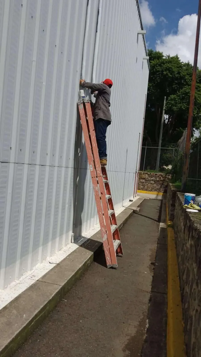 Instalación exterior sobre escalera junto a nave — MR Refrigeración en Guadalajara