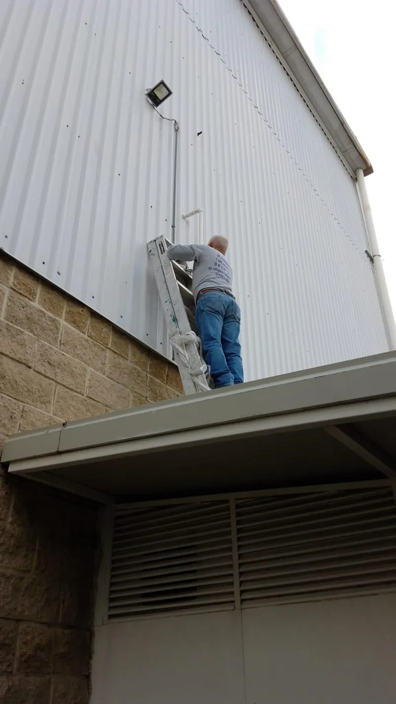 Instalación sobre fachada de nave industrial — MR Refrigeración en Guadalajara