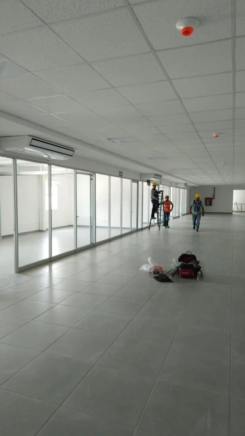 Interior amplio de nave con techo modular — MR Refrigeración en Guadalajara