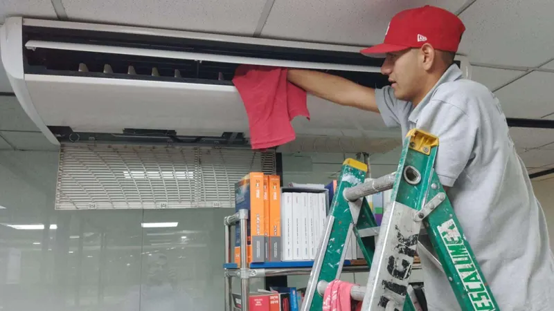 Limpieza de aire acondicionado con protección recolectora — MR Refrigeración en Guadalajara