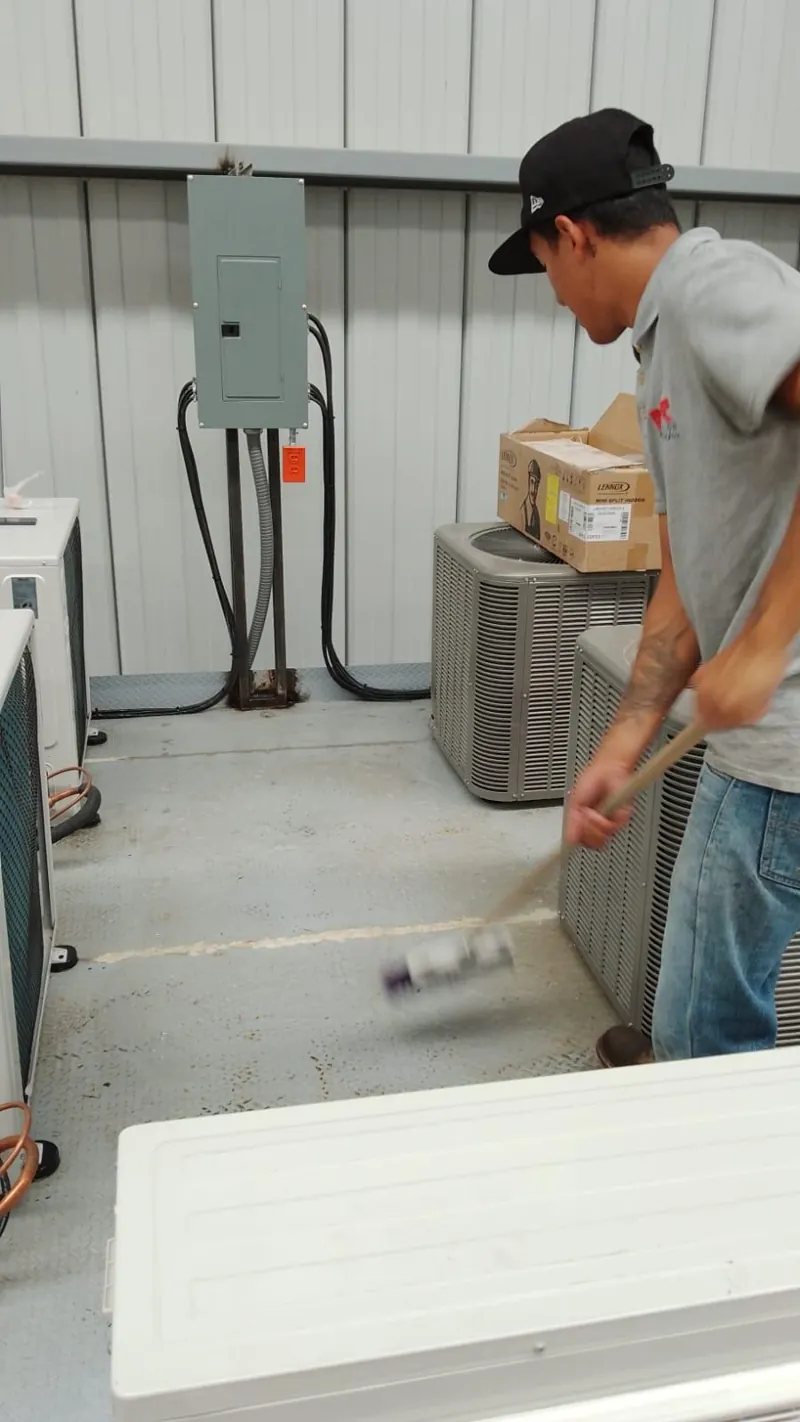 Limpieza de componentes de equipo comercial — MR Refrigeración en Guadalajara