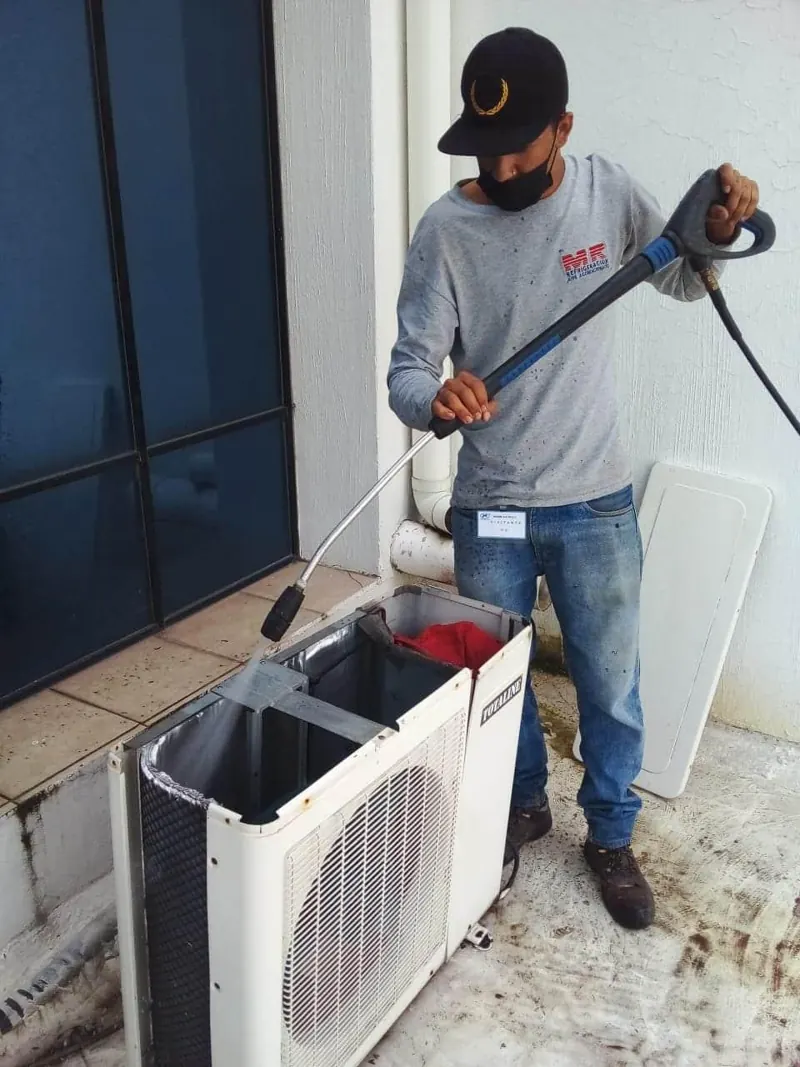 Limpieza de condensadora exterior con herramienta de agua — MR Refrigeración en Guadalajara