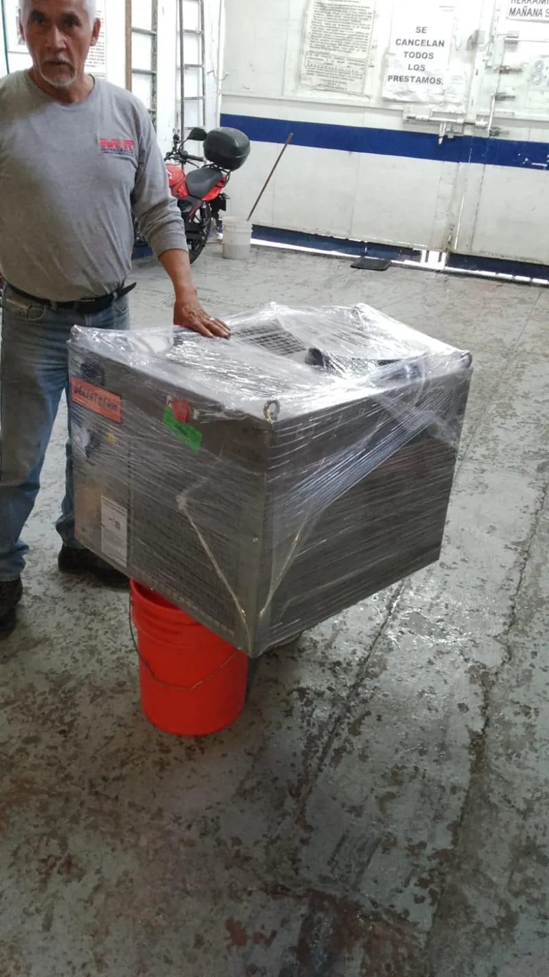 Limpieza de gabinete metálico de refrigeración — MR Refrigeración en Guadalajara