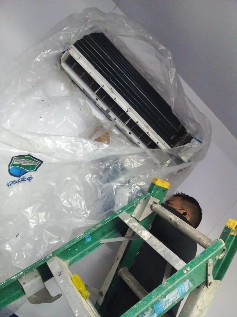 Limpieza de unidad de aire acondicionado con protección plástica — MR Refrigeración en Guadalajara