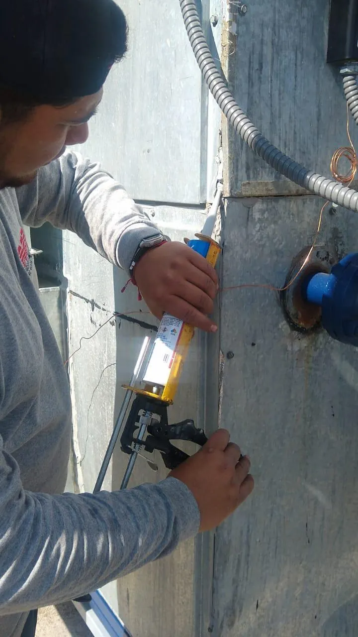 Mantenimiento de conexiones internas del equipo — MR Refrigeración en Guadalajara