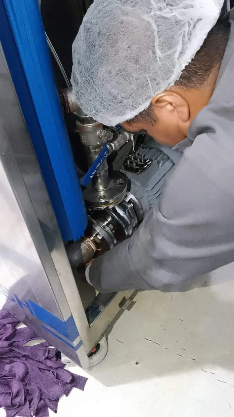 Mantenimiento de conexiones internas en gabinete azul — MR Refrigeración en Guadalajara