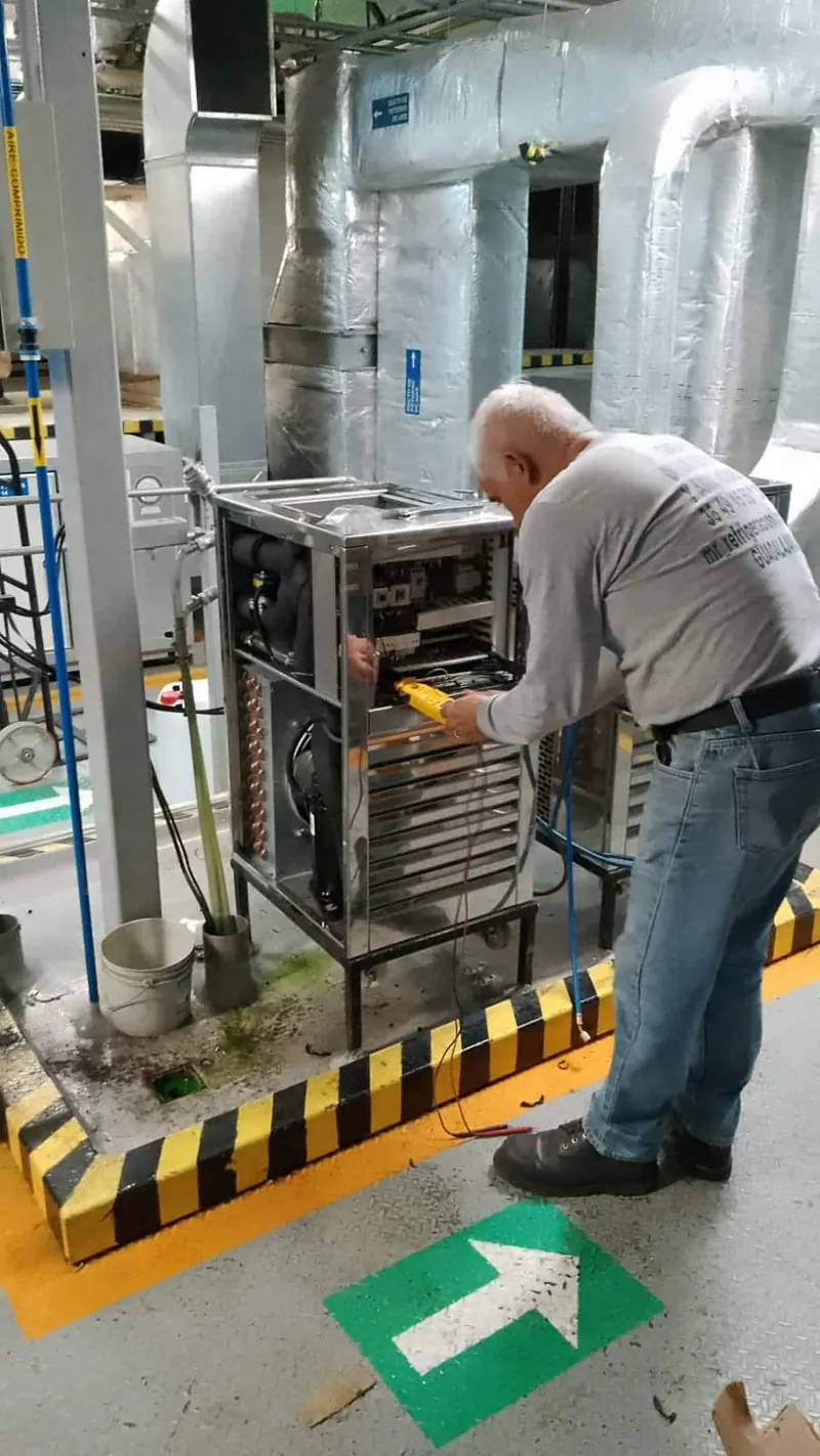 Mantenimiento de equipos en pasillo industrial — MR Refrigeración en Guadalajara
