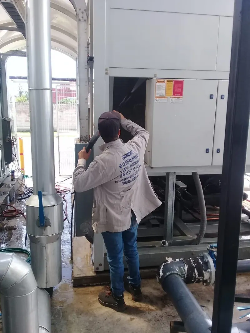 Mantenimiento de gabinete de refrigeración industrial — MR Refrigeración en Guadalajara