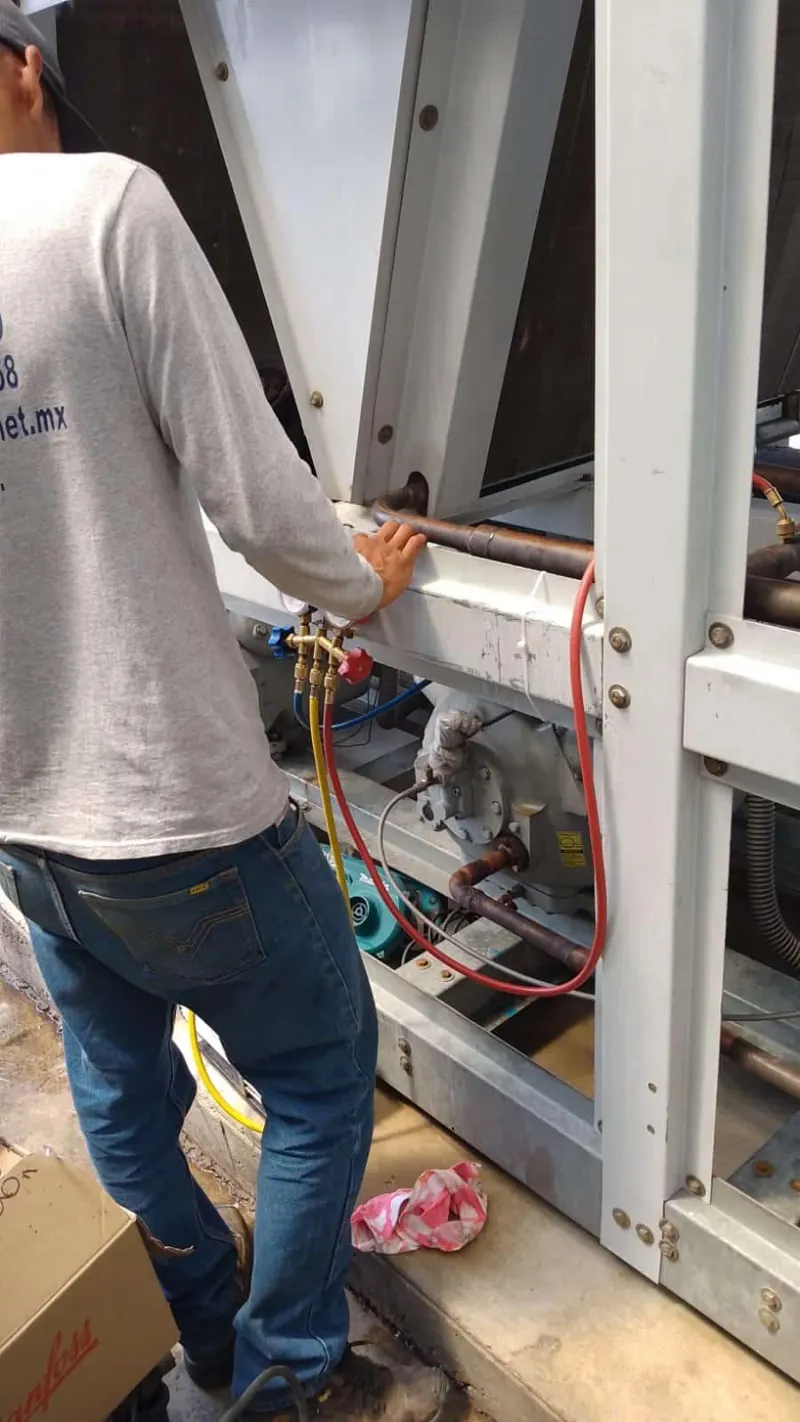 Mantenimiento de serpentín en gabinete metálico — MR Refrigeración en Guadalajara
