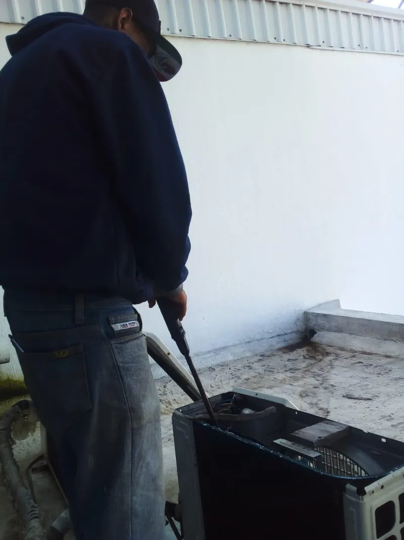 Mantenimiento de unidad exterior junto a muro — MR Refrigeración en Guadalajara