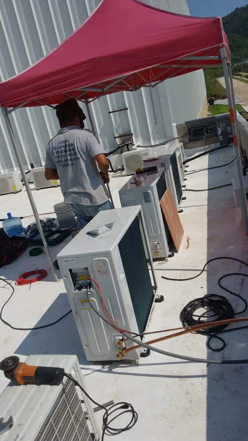 Mantenimiento de unidades condensadoras en azotea — MR Refrigeración en Guadalajara