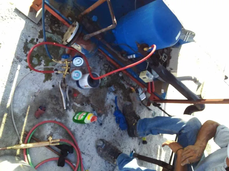 Medición con manómetros en compresor azul — MR Refrigeración en Guadalajara
