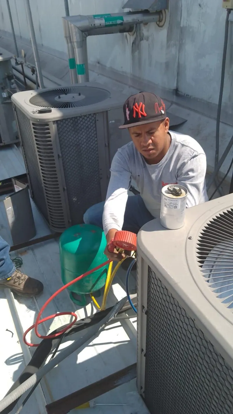Medición con manómetros junto a condensadora — MR Refrigeración en Guadalajara