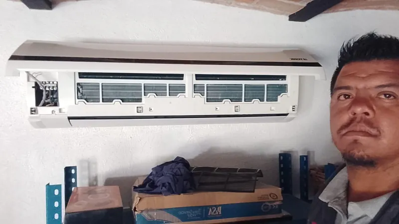 Minisplit con cubierta frontal abierta para mantenimiento — MR Refrigeración en Guadalajara