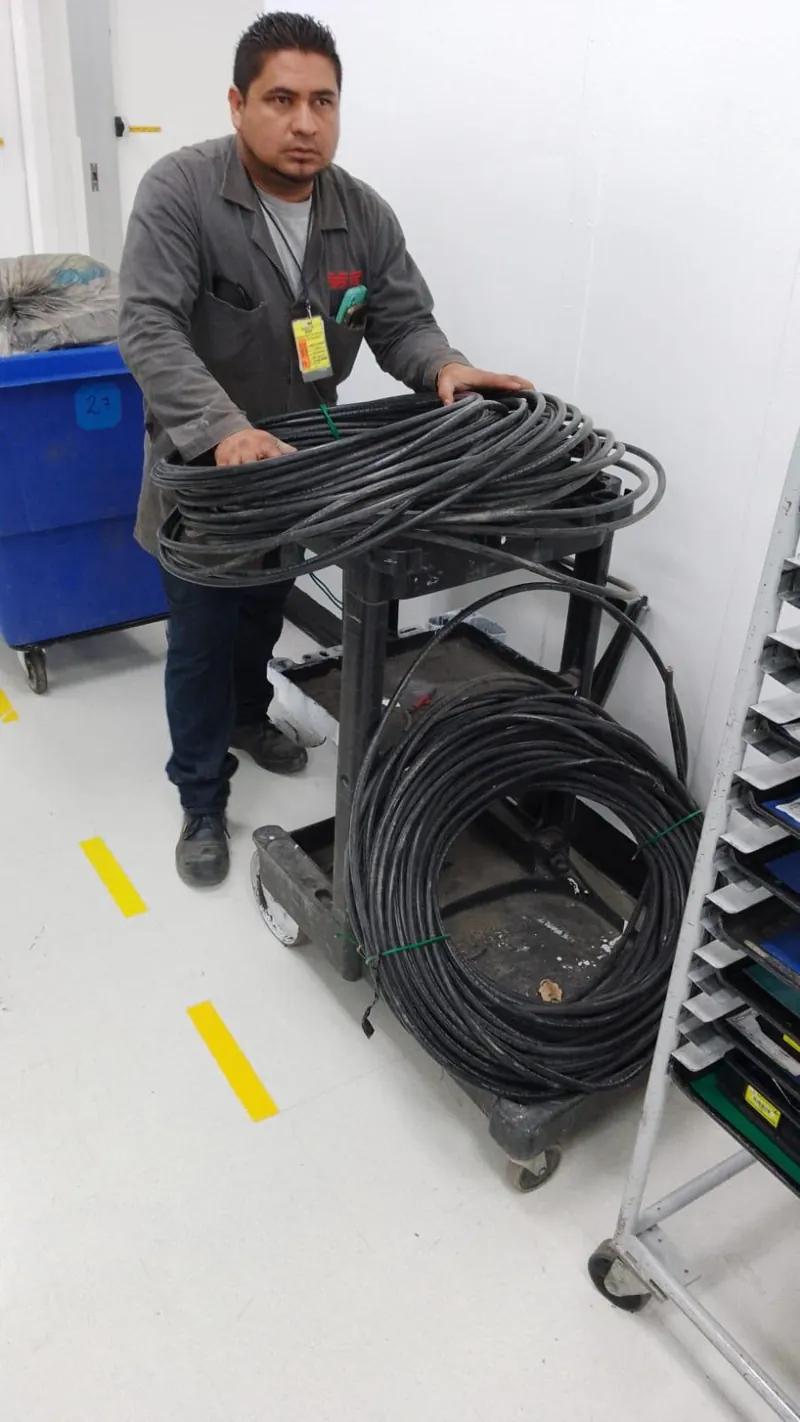 Personal con rollos de cable y herramientas — MR Refrigeración en Guadalajara