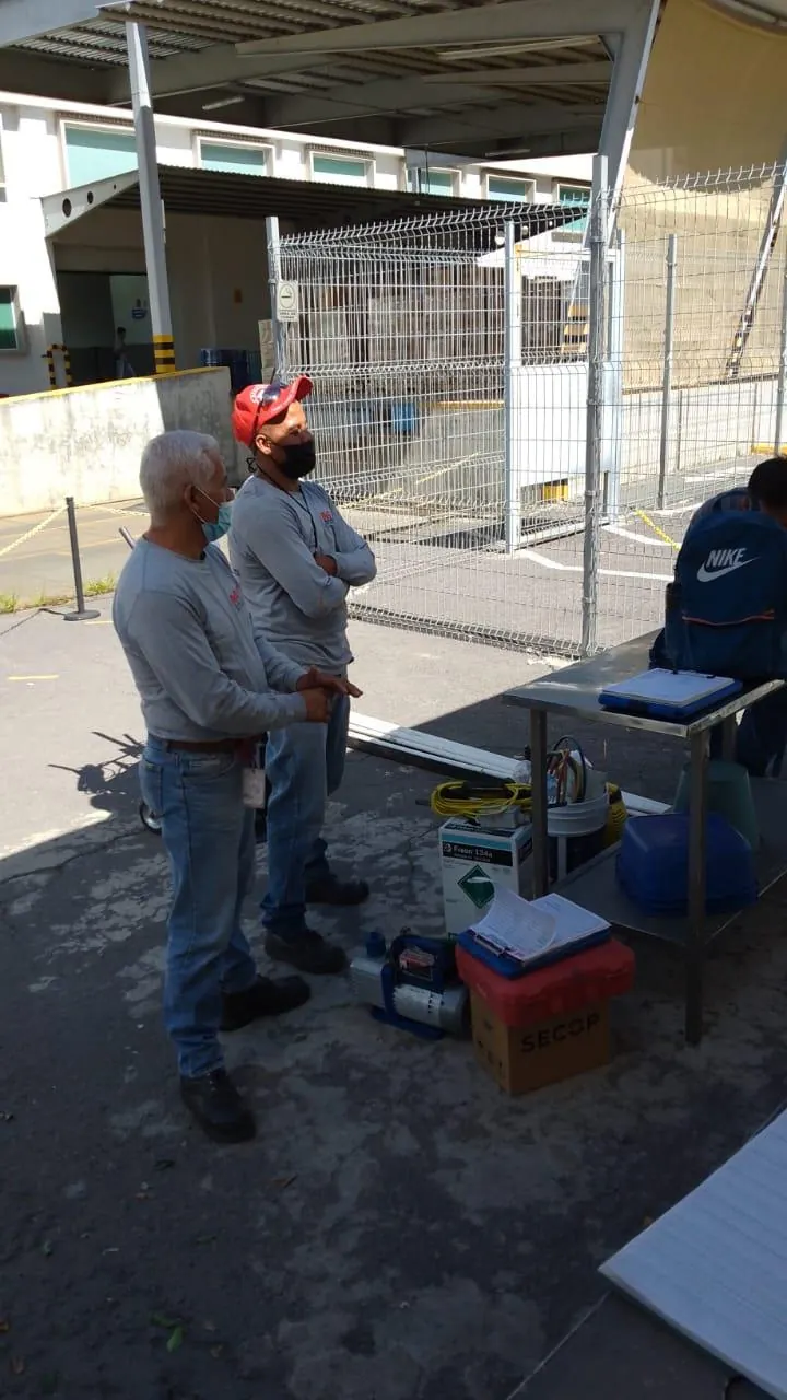 Personal de mantenimiento en área de equipos — MR Refrigeración en Guadalajara