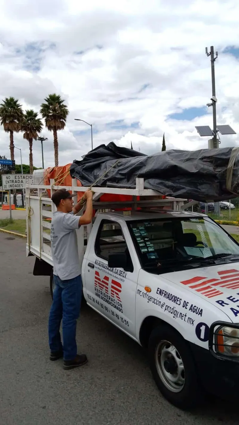 Personal de servicio junto a vehículo de MR Refrigeración — MR Refrigeración en Guadalajara