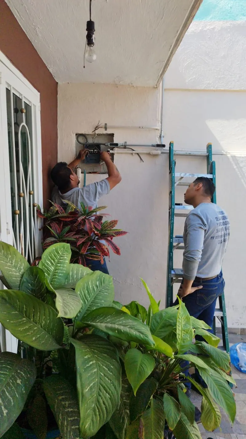 Personal junto a unidad de aire acondicionado interior — MR Refrigeración en Guadalajara