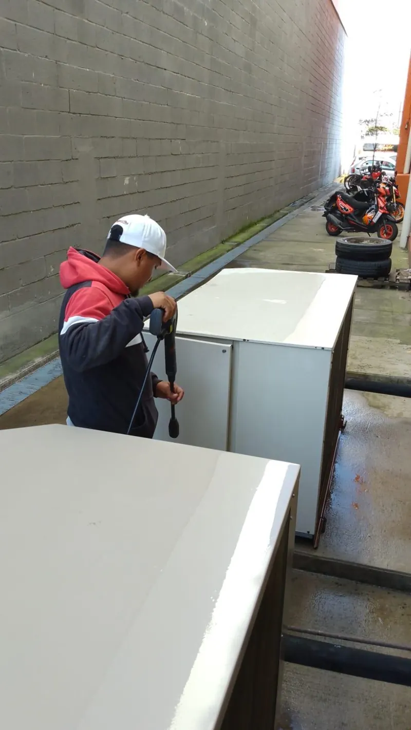 Personal junto a unidades exteriores de refrigeración — MR Refrigeración en Guadalajara