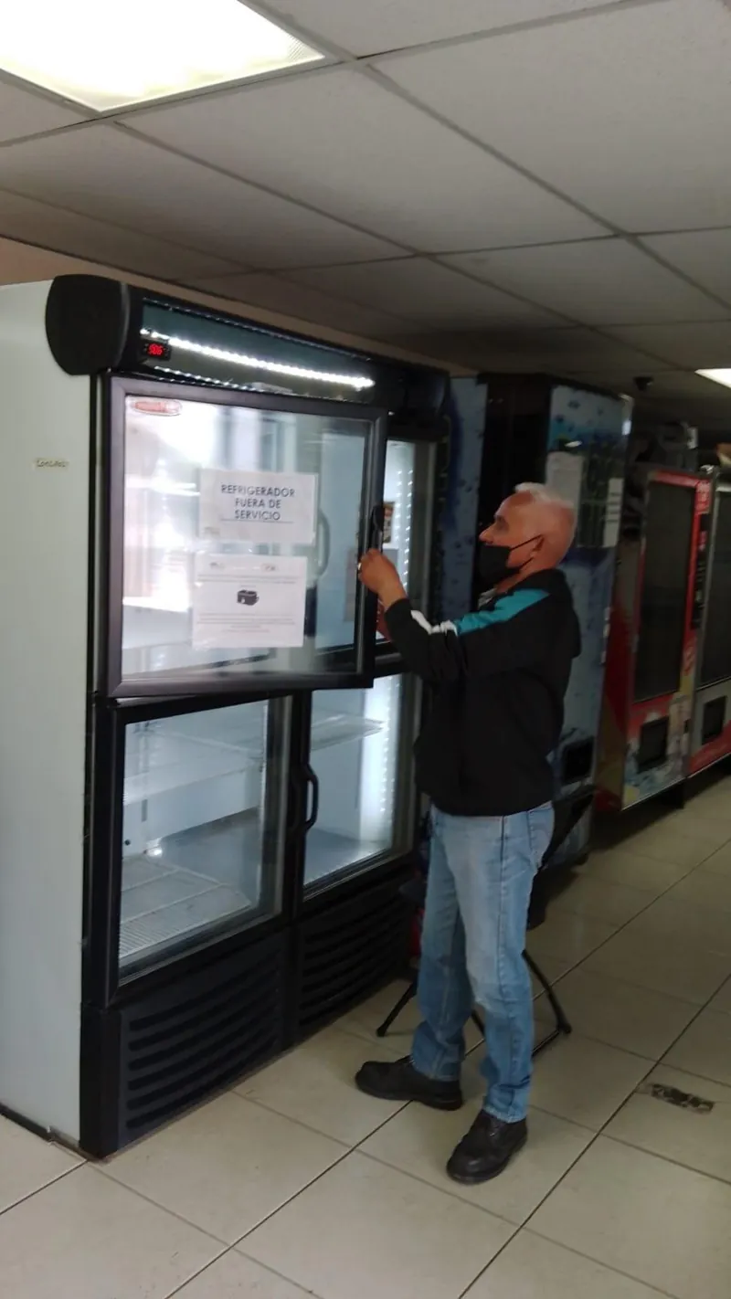 Personal junto a vitrinas de refrigeración comercial — MR Refrigeración en Guadalajara