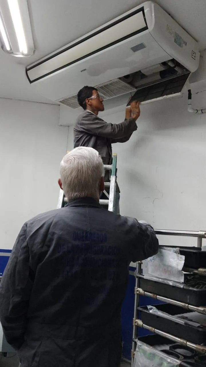 Personal realizando mantenimiento de aire acondicionado — MR Refrigeración en Guadalajara