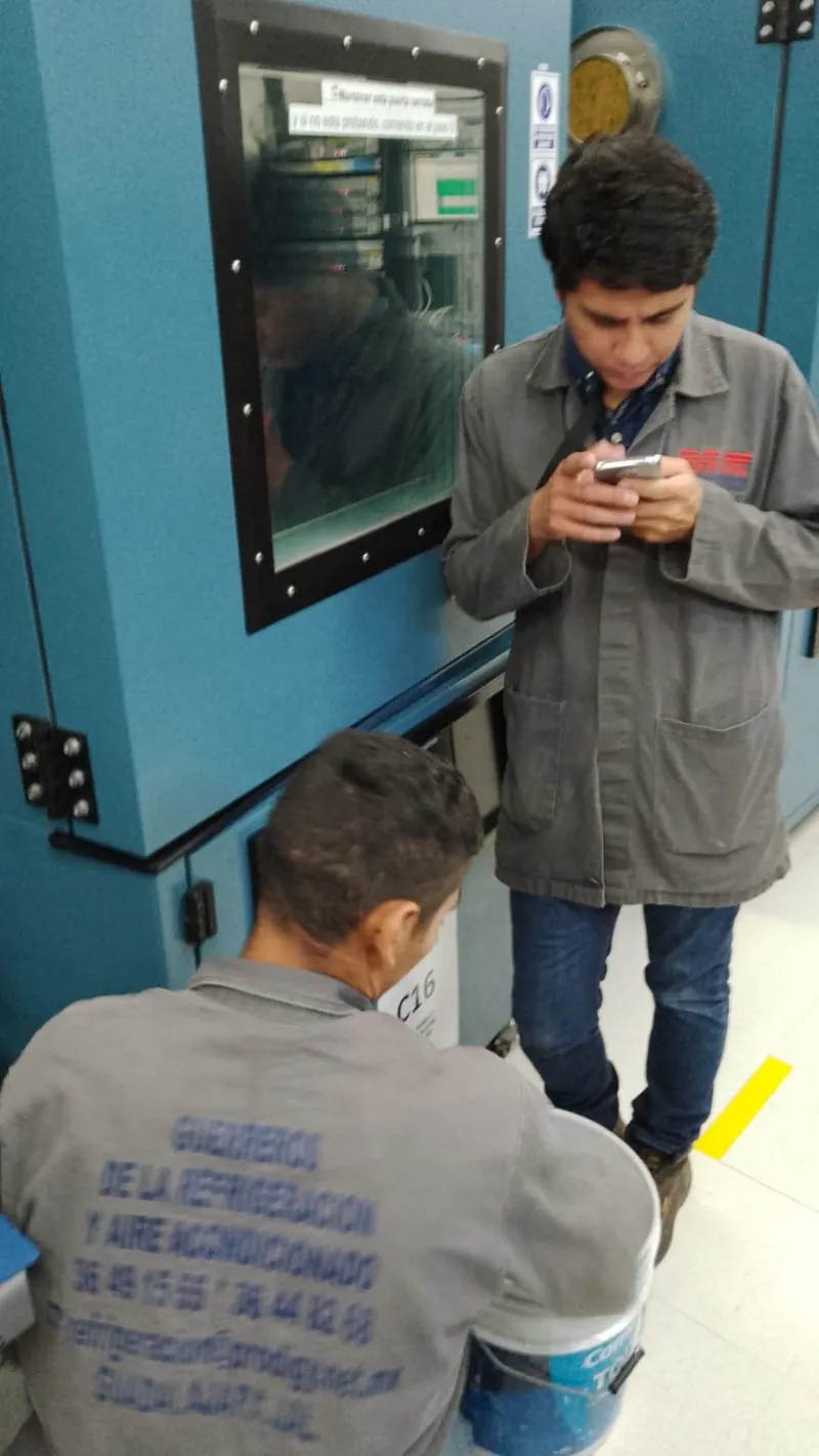 Personal revisando control de equipo industrial — MR Refrigeración en Guadalajara