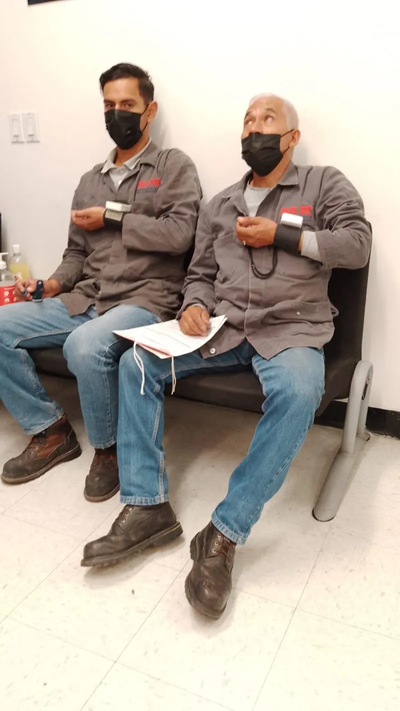 Personal técnico con uniforme de MR Refrigeración — MR Refrigeración en Guadalajara