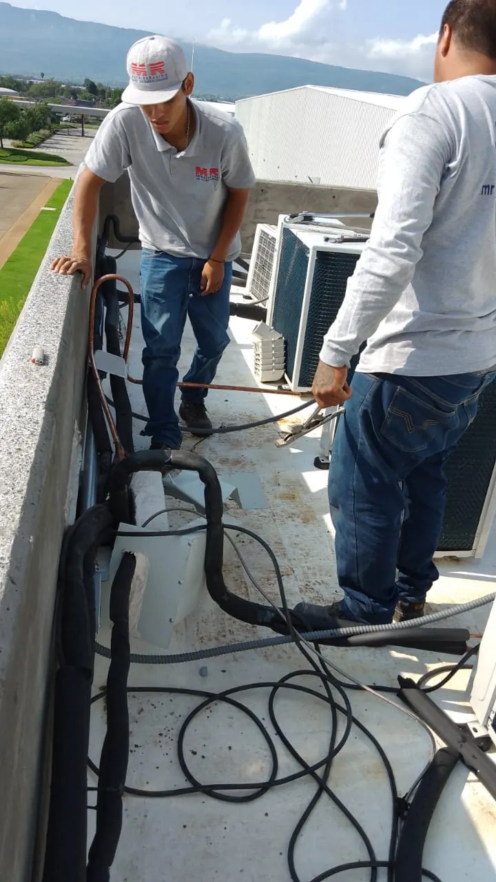 Personal técnico trabajando en equipos exteriores — MR Refrigeración en Guadalajara