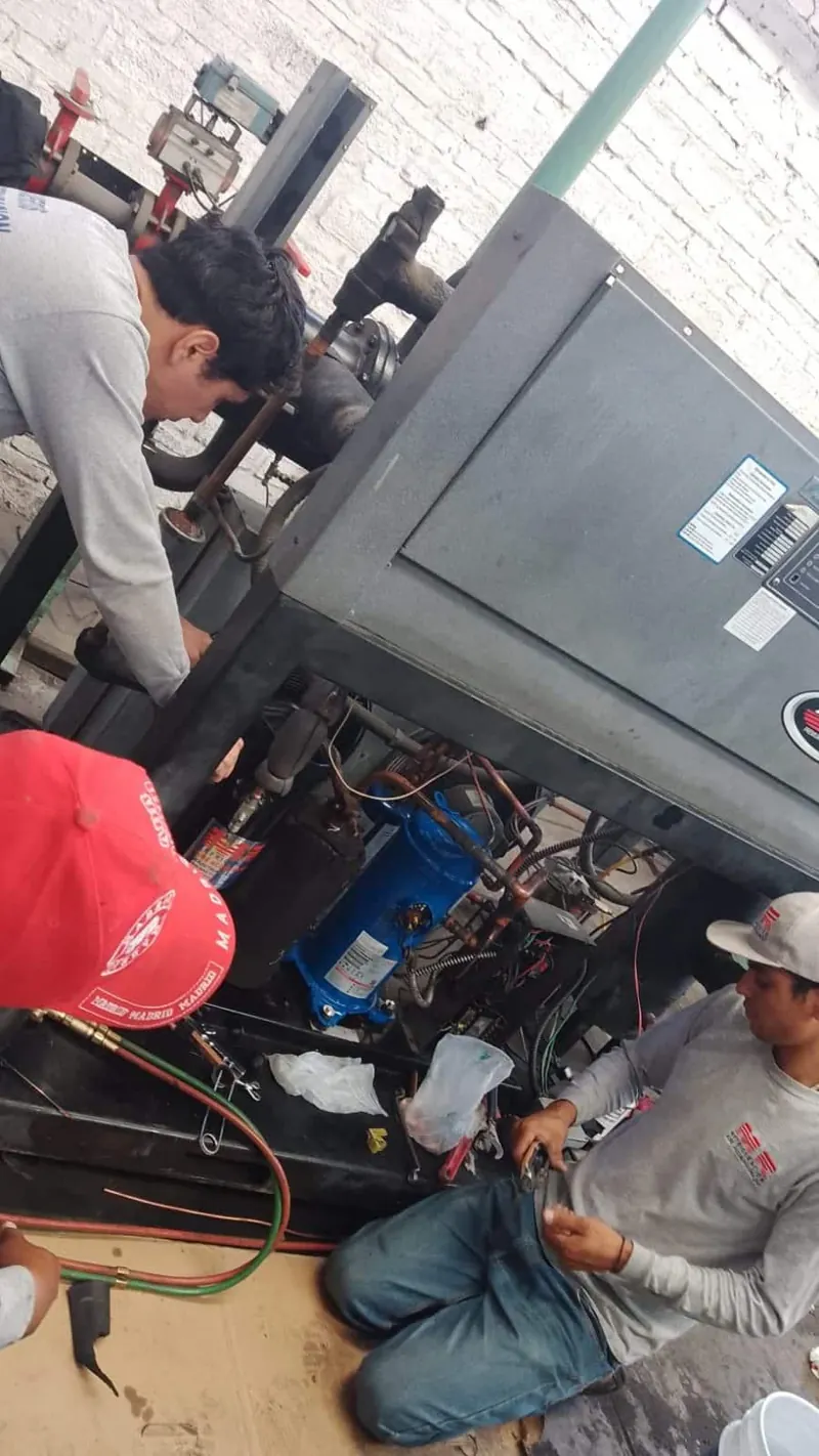 Personal trabajando en interior de gabinete comercial — MR Refrigeración en Guadalajara