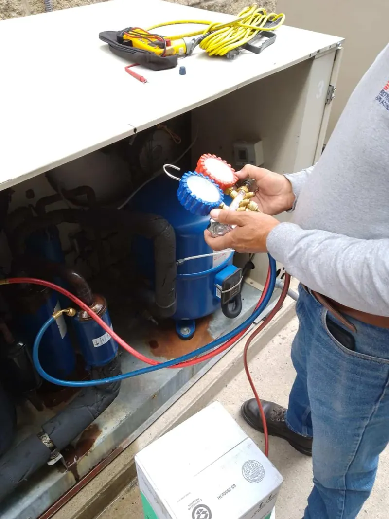 Revisión de compresor con manómetros de refrigeración — MR Refrigeración en Guadalajara