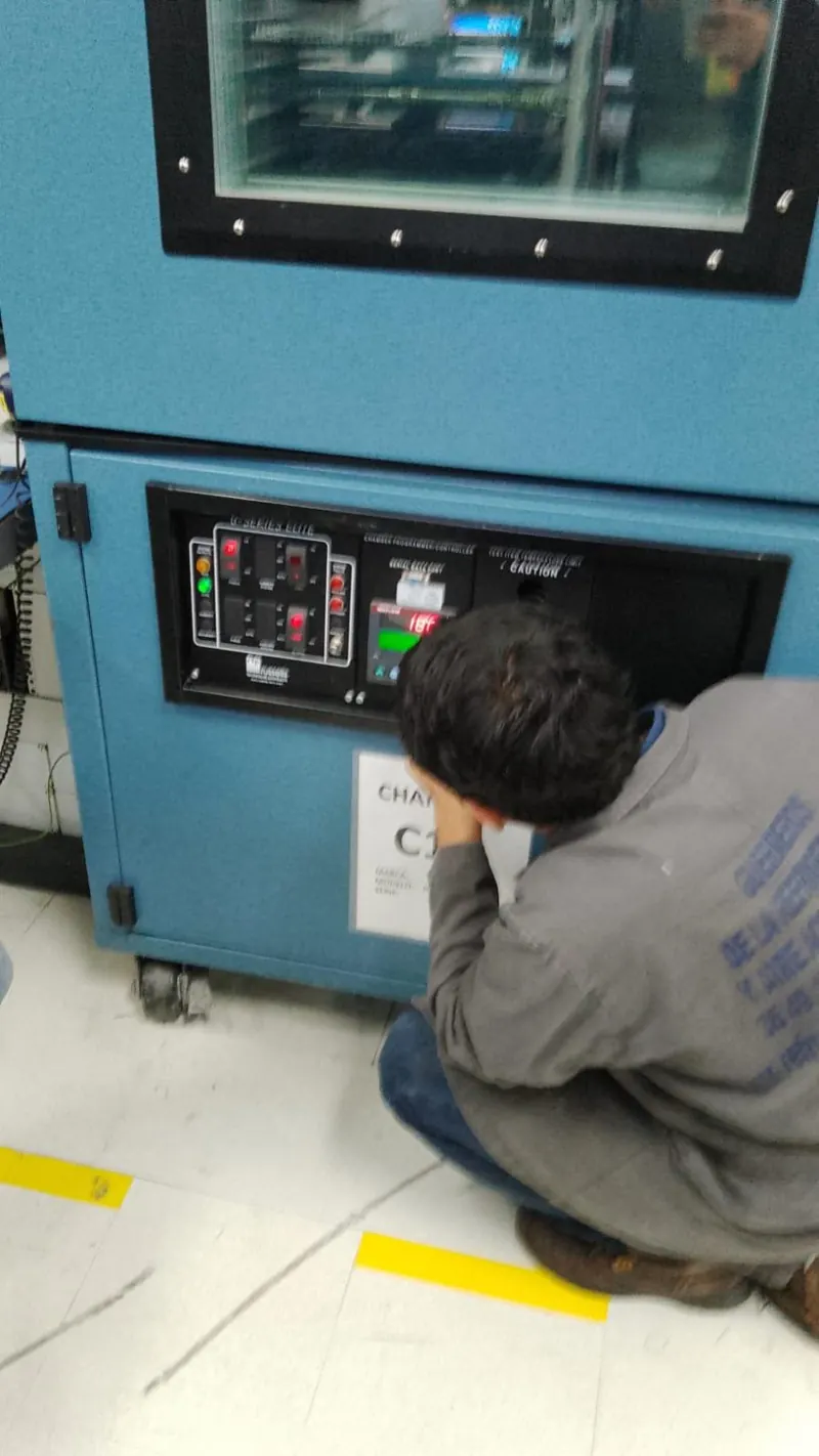 Revisión de controles de equipo industrial azul — MR Refrigeración en Guadalajara